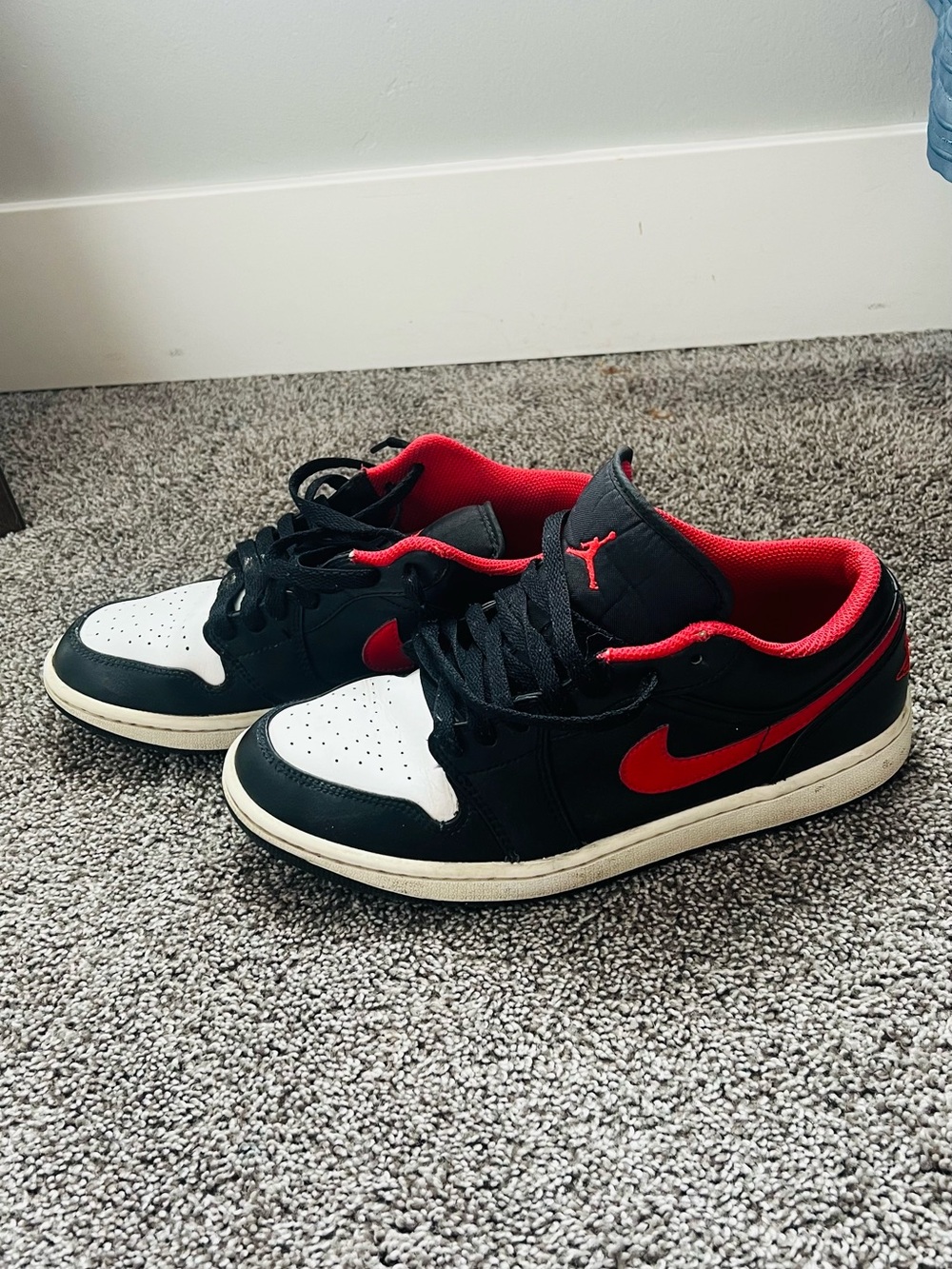 Jordan Low Top Sneakers in Black/White/Red